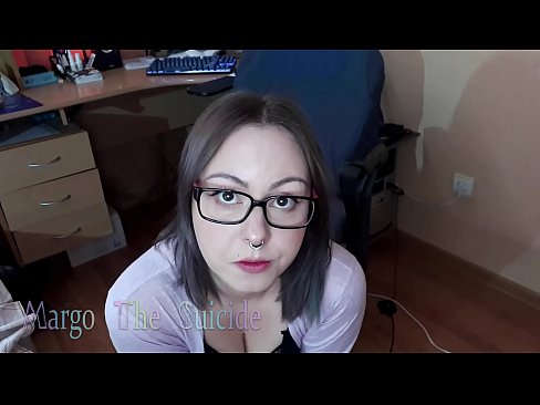 ❤️ Σέξι κορίτσι με γυαλιά πιπιλίζει Dildo βαθιά στην κάμερα ️ Ανώμαλο βίντεο